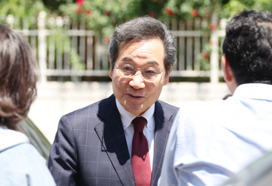 제21대 대선 출마를 예고한 이낙연 새미래민주당 상임고문(전 국무총리)이 2일 대구 북구 침산동 한 식당 앞에서 지지자들과 만나 인사하고 있다.<연합뉴스 사진>